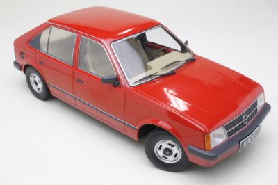 Метален автомобил Opel Kadett D 1984 Triple9 Collection 1:18 T 91800421