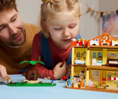 Конструктор Lego Bluey 11203 Семейната къща на Блуи