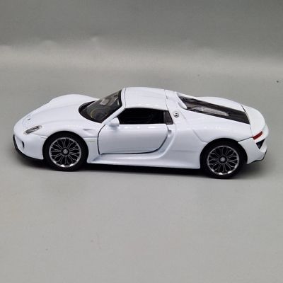 Метална кола Porsche 918 Spyder 1:34 Welly бял