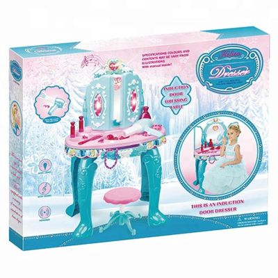 Детска тоалетка с дистанционно отварящи се вратички и аксесоари 90009