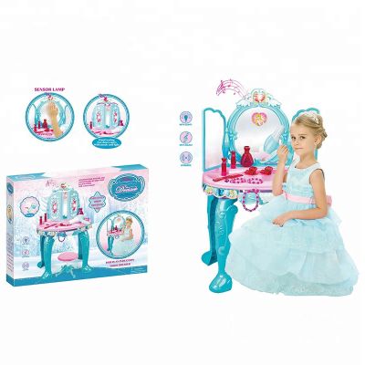 Детска тоалетка с дистанционно отварящи се вратички и аксесоари 90009