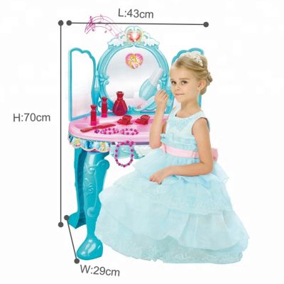 Детска тоалетка с дистанционно отварящи се вратички и аксесоари 90009