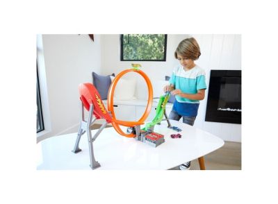 Състезателна, моторизирана писта с 5 колички Hot Wheels FCF18