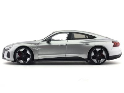 Метална кола Audi RS e-tron GT 2022 Bburago 1/18 сребрист