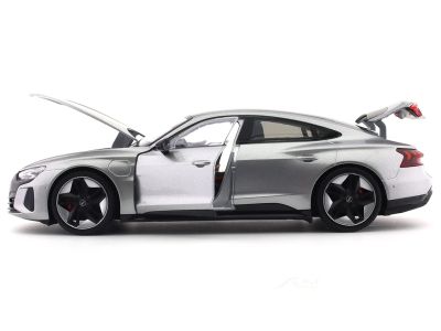 Метална кола Audi RS e-tron GT 2022 Bburago 1/18 сребрист