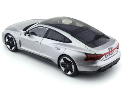 Метална кола Audi RS e-tron GT 2022 Bburago 1/18 сребрист
