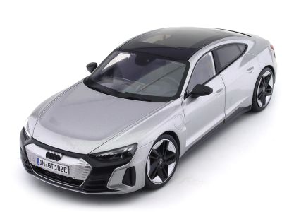Метална кола Audi RS e-tron GT 2022 Bburago 1/18 сребрист