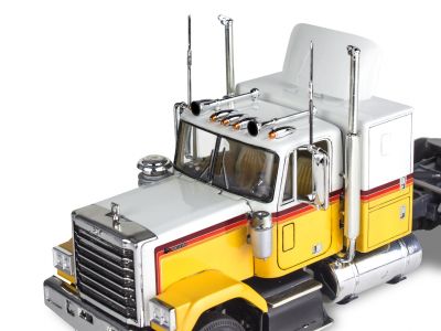Сглобяем модел камион Chevy Bison Semi Truck Revell R17471