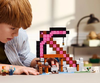 Конструктор Мината с кирка LEGO Minecraft 21277 