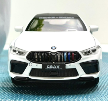 Метален автомобил BMW M8 със звук и светлини 1/24 бялл