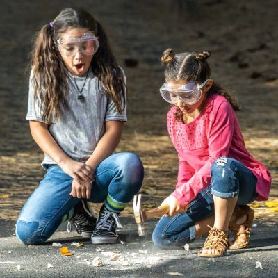 Счупи 2 броя Геоди National Geographic 