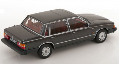 Метален автомобил Volvo 760 Turbo 1:18 Triple9 Collection 91800534