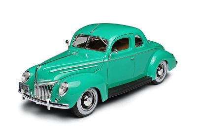 Метална кола Ford Deluxe 1939 Maisto 1/18 31180