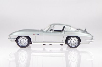 Метална кола Chevrolet Corvette 1965 Maisto 1/18 31640