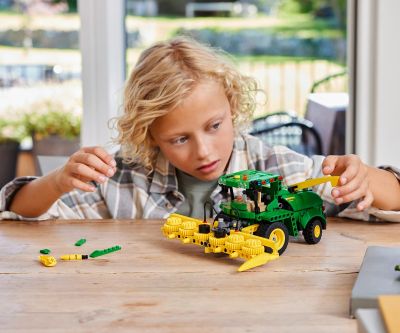 Конструктор LEGO Technic 42168 John Deere 9700 Forage Harvester